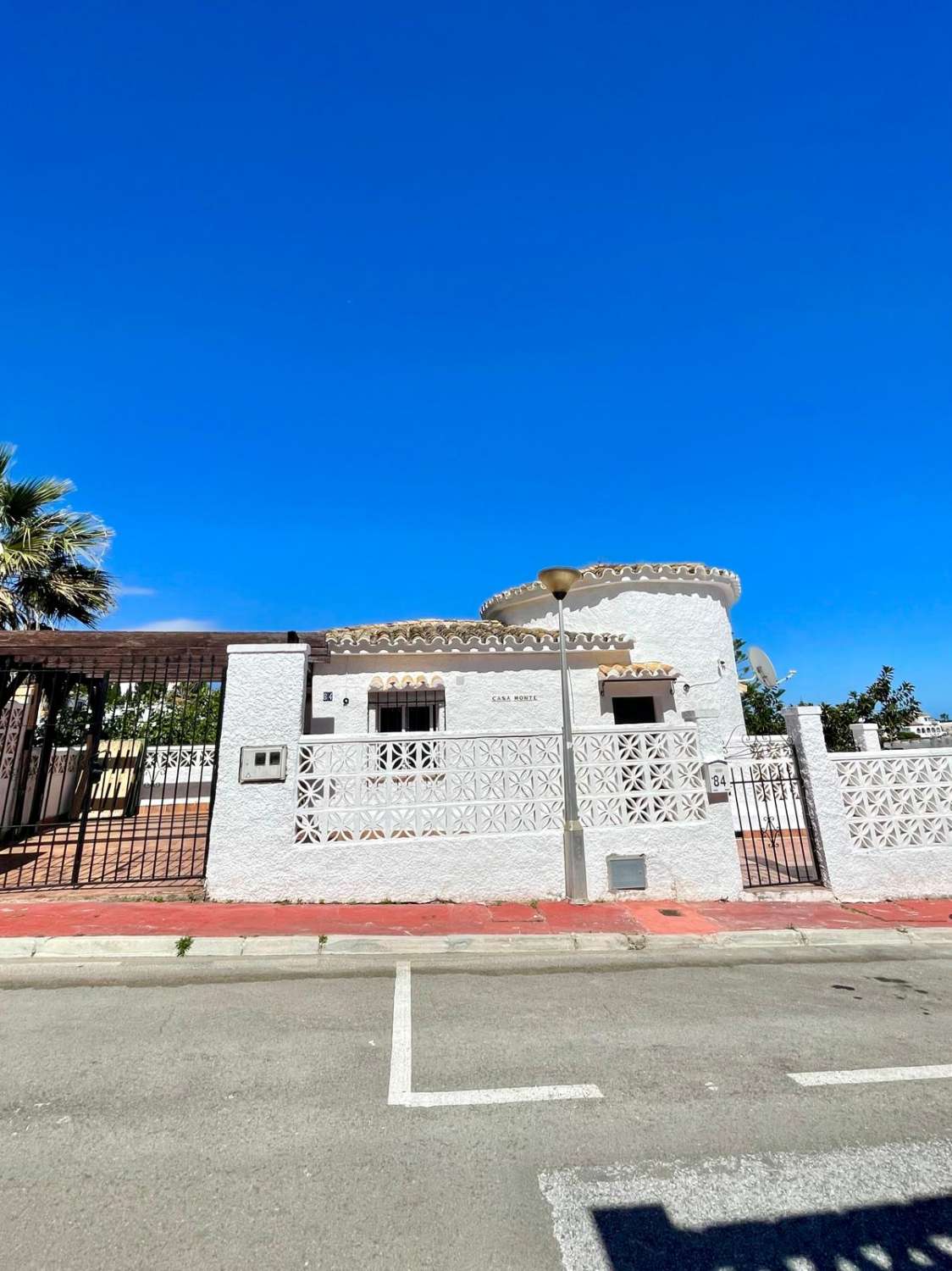 VILLA INDEPENDIENTE CON 4 DORMITORIOS + ESTUDIO EN ARROYO DE LA MIEL. IDEAL INVERSION PARA LAQUILER VACACIONAL.