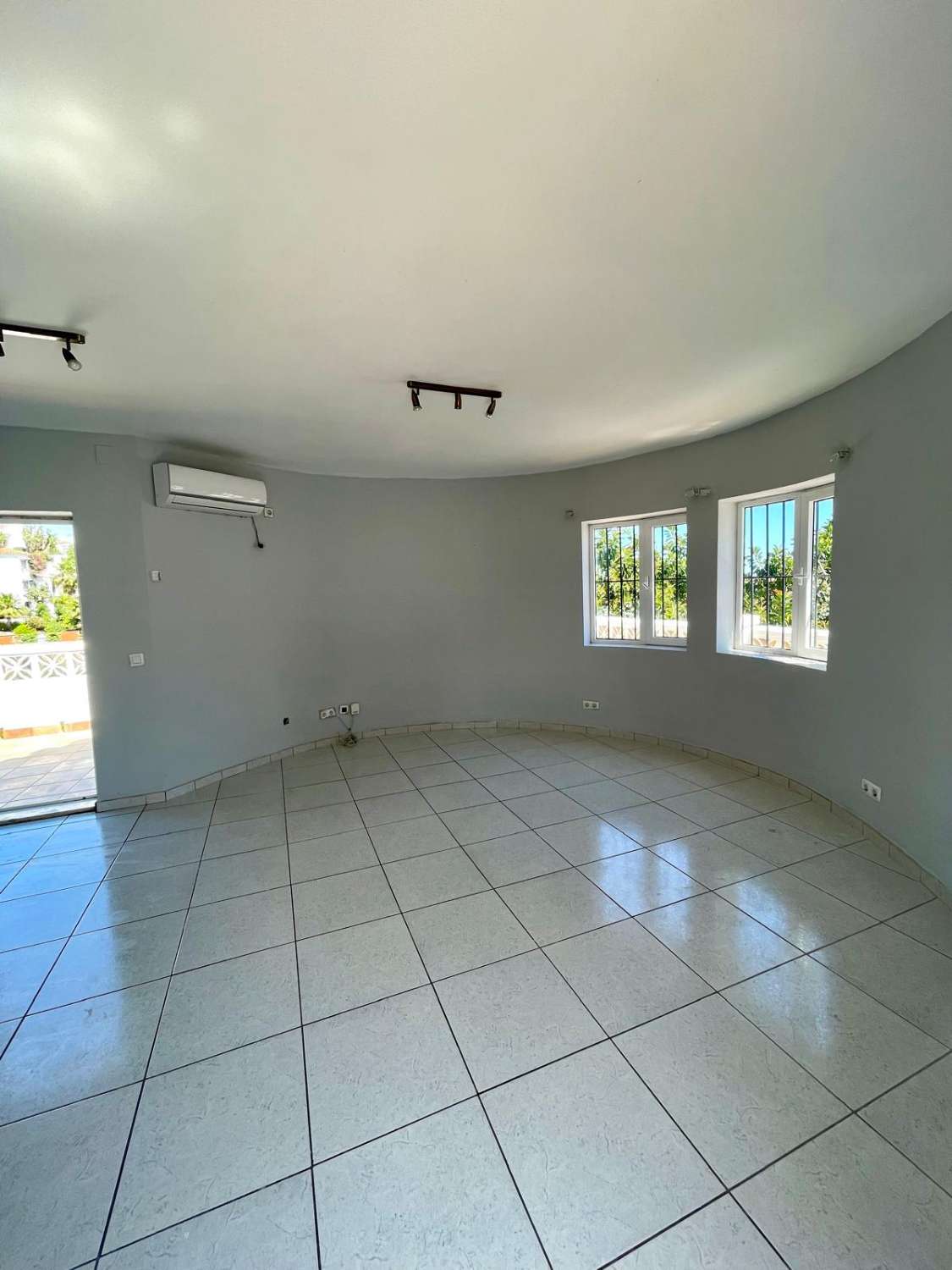 VILLA INDEPENDIENTE CON 4 DORMITORIOS + ESTUDIO EN ARROYO DE LA MIEL. IDEAL INVERSION PARA LAQUILER VACACIONAL.