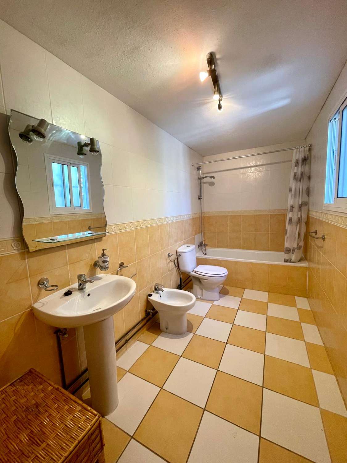 VILLA INDEPENDIENTE CON 4 DORMITORIOS + ESTUDIO EN ARROYO DE LA MIEL. IDEAL INVERSION PARA LAQUILER VACACIONAL.