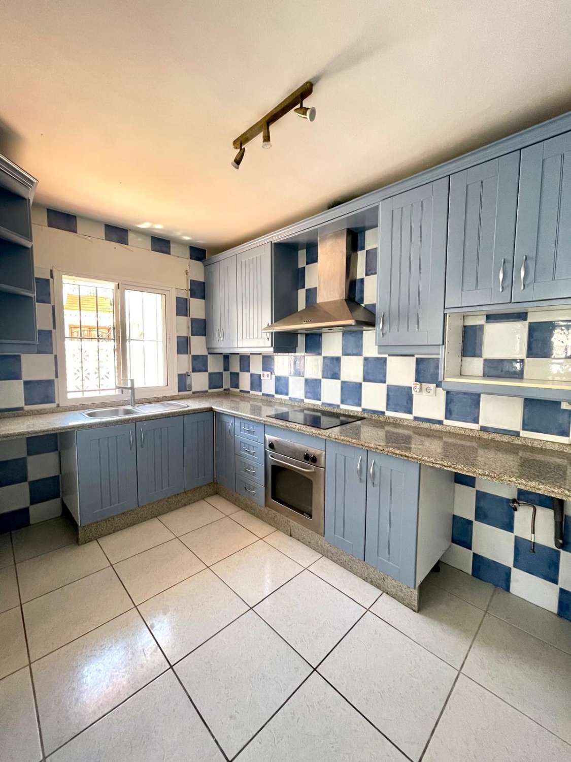 VILLA INDEPENDIENTE CON 4 DORMITORIOS + ESTUDIO EN ARROYO DE LA MIEL. IDEAL INVERSION PARA LAQUILER VACACIONAL.