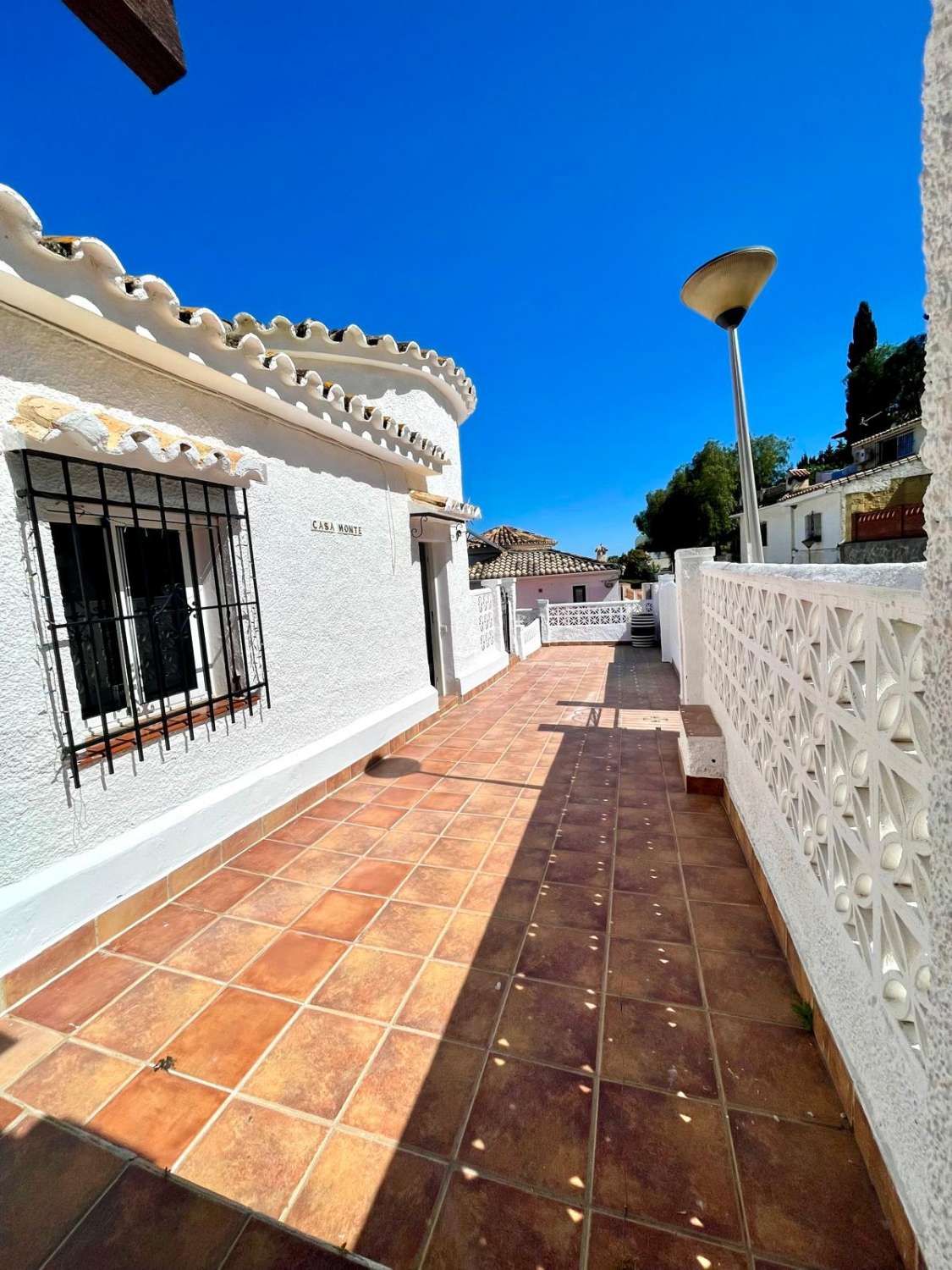 VILLA INDEPENDIENTE CON 4 DORMITORIOS + ESTUDIO EN ARROYO DE LA MIEL. IDEAL INVERSION PARA LAQUILER VACACIONAL.