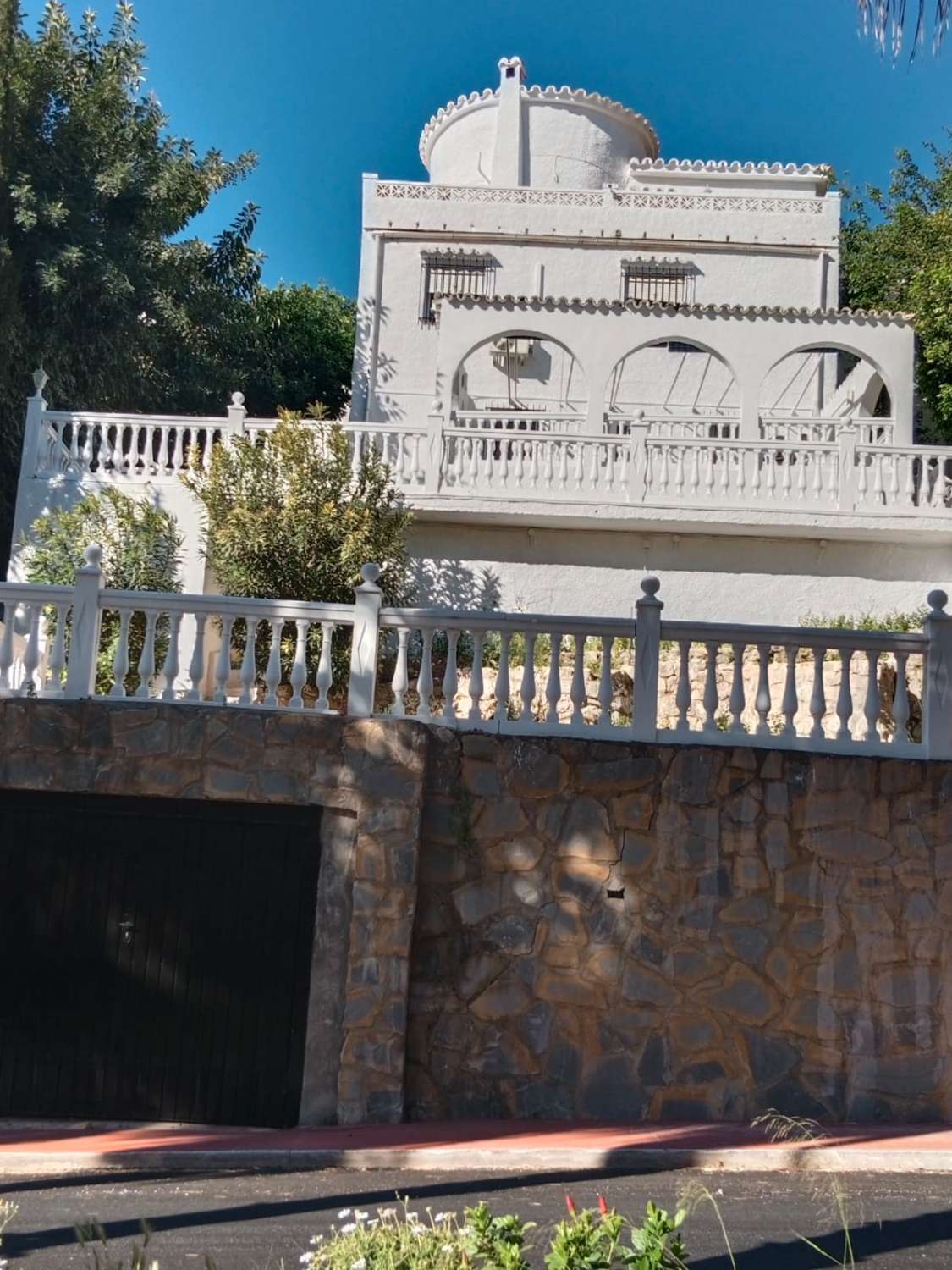 VILLA INDEPENDIENTE CON 4 DORMITORIOS + ESTUDIO EN ARROYO DE LA MIEL. IDEAL INVERSION PARA LAQUILER VACACIONAL.