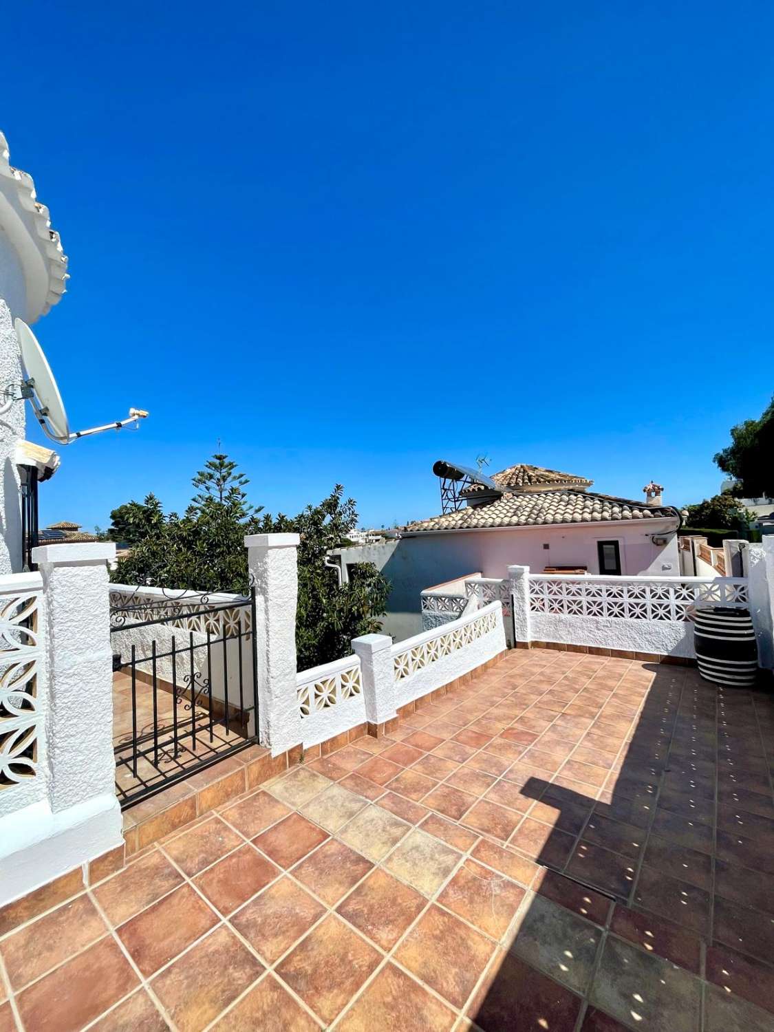 VILLA INDEPENDIENTE CON 4 DORMITORIOS + ESTUDIO EN ARROYO DE LA MIEL. IDEAL INVERSION PARA LAQUILER VACACIONAL.