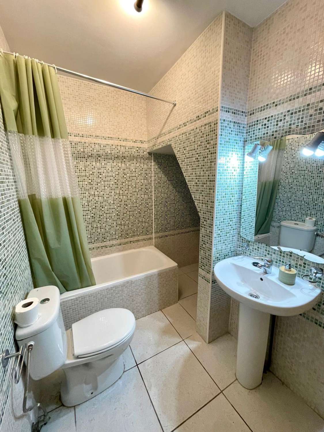 VILLA INDEPENDIENTE CON 4 DORMITORIOS + ESTUDIO EN ARROYO DE LA MIEL. IDEAL INVERSION PARA LAQUILER VACACIONAL.