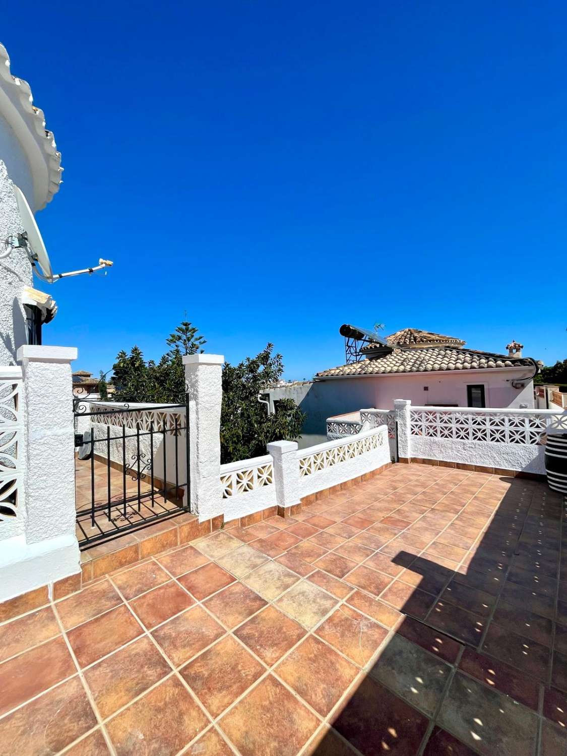 VILLA INDEPENDIENTE CON 4 DORMITORIOS + ESTUDIO EN ARROYO DE LA MIEL. IDEAL INVERSION PARA LAQUILER VACACIONAL.