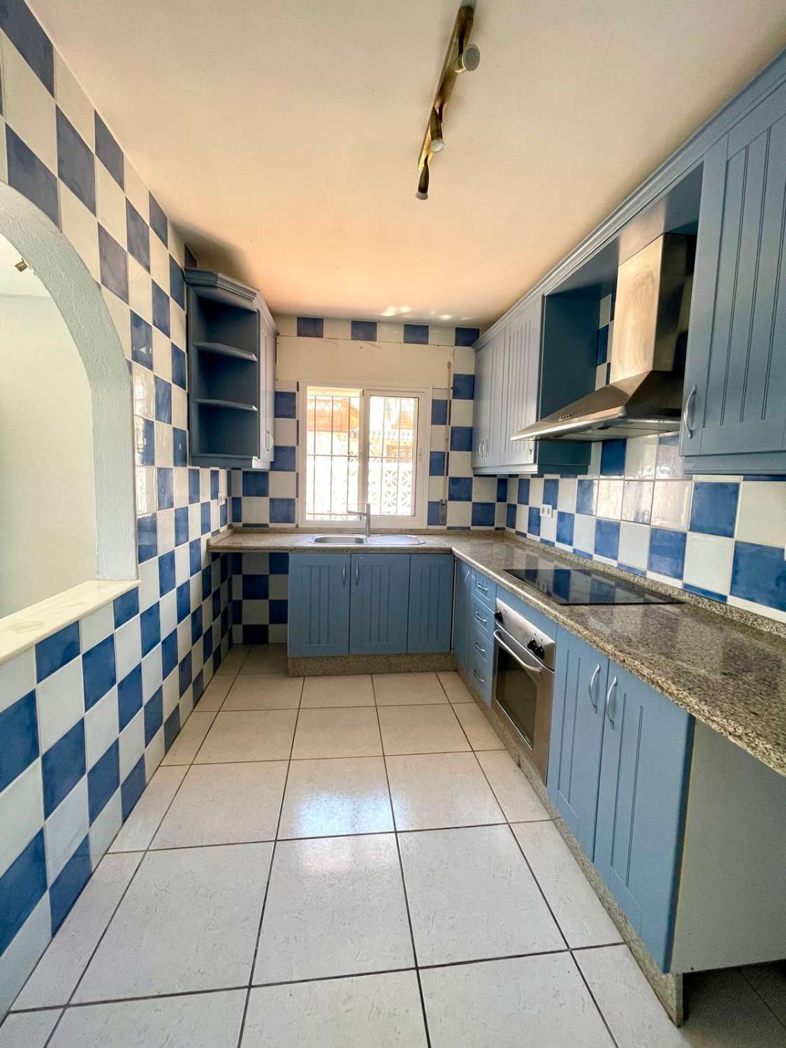 VILLA INDEPENDIENTE CON 4 DORMITORIOS + ESTUDIO EN ARROYO DE LA MIEL. IDEAL INVERSION PARA LAQUILER VACACIONAL.