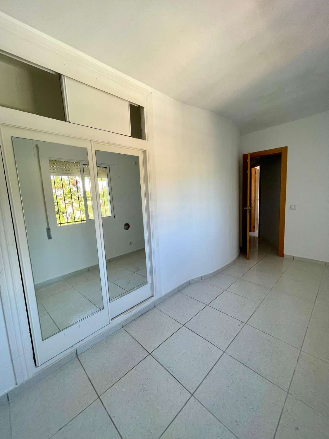 VILLA INDEPENDIENTE CON 4 DORMITORIOS + ESTUDIO EN ARROYO DE LA MIEL. IDEAL INVERSION PARA LAQUILER VACACIONAL.