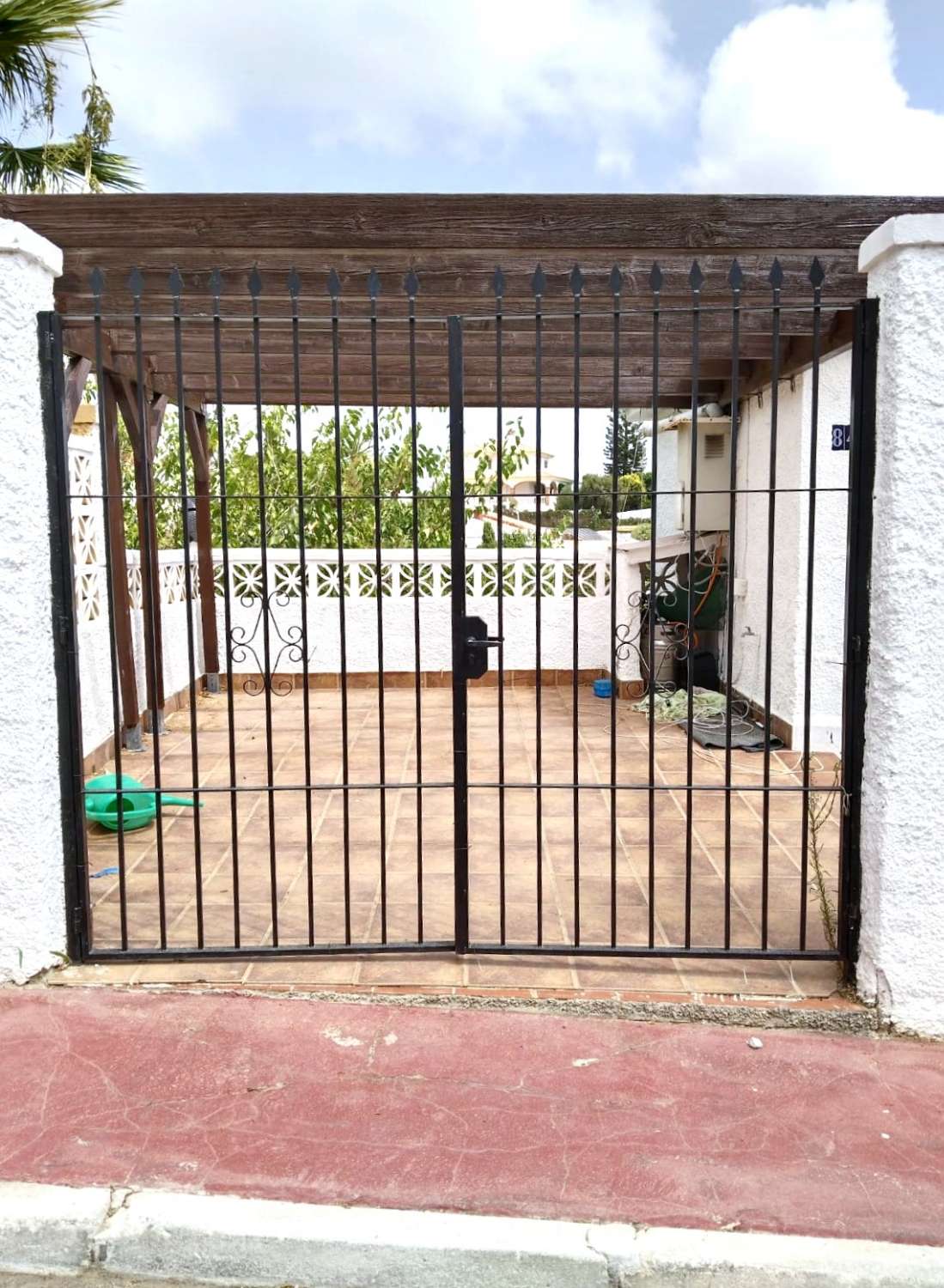 VILLA INDEPENDIENTE CON 4 DORMITORIOS + ESTUDIO EN ARROYO DE LA MIEL. IDEAL INVERSION PARA LAQUILER VACACIONAL.
