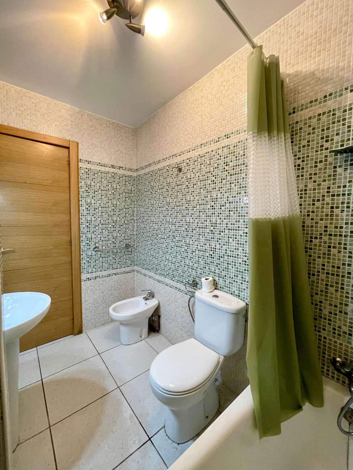 VILLA INDEPENDIENTE CON 4 DORMITORIOS + ESTUDIO EN ARROYO DE LA MIEL. IDEAL INVERSION PARA LAQUILER VACACIONAL.