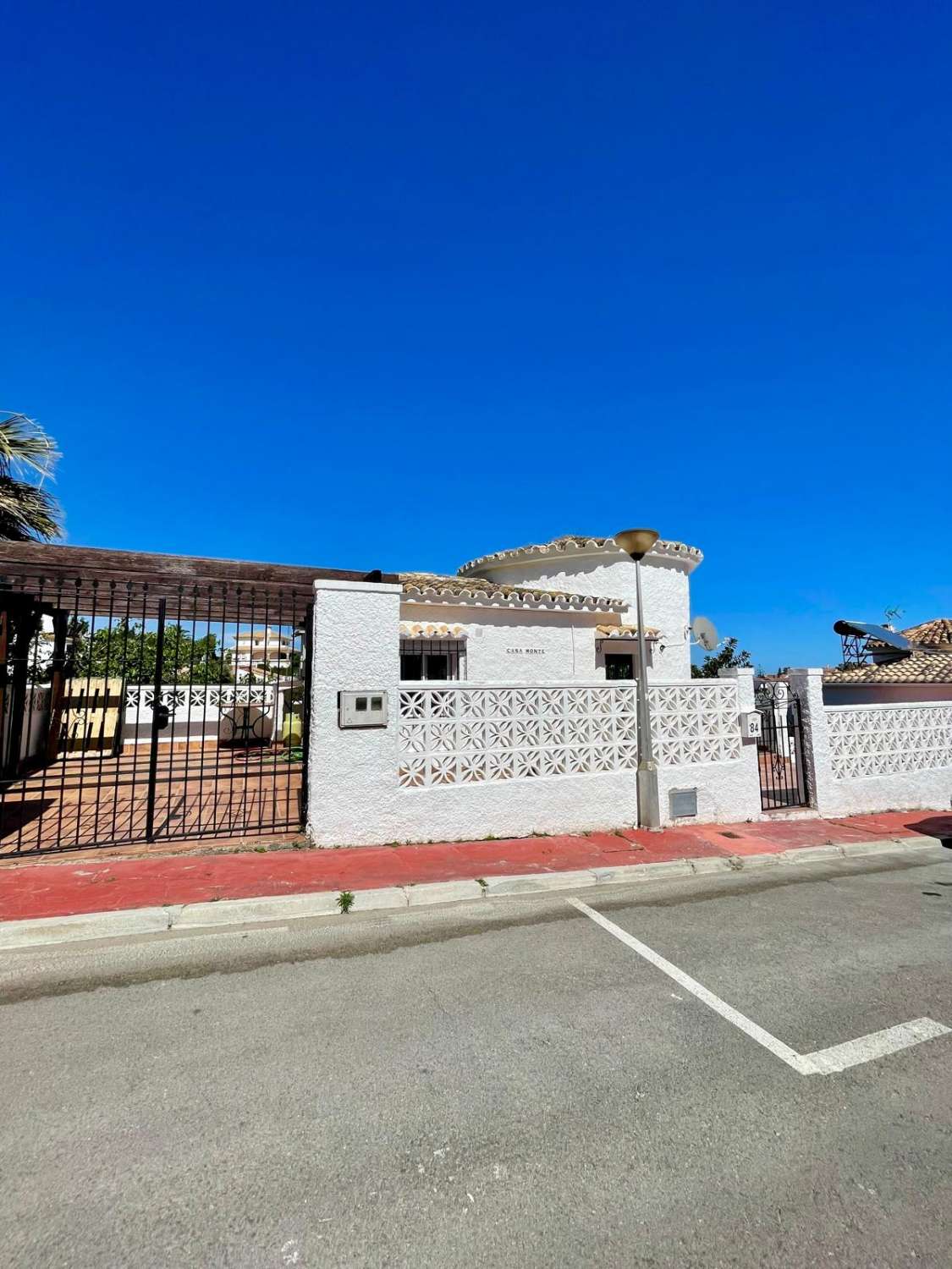 VILLA INDEPENDIENTE CON 4 DORMITORIOS + ESTUDIO EN ARROYO DE LA MIEL. IDEAL INVERSION PARA LAQUILER VACACIONAL.