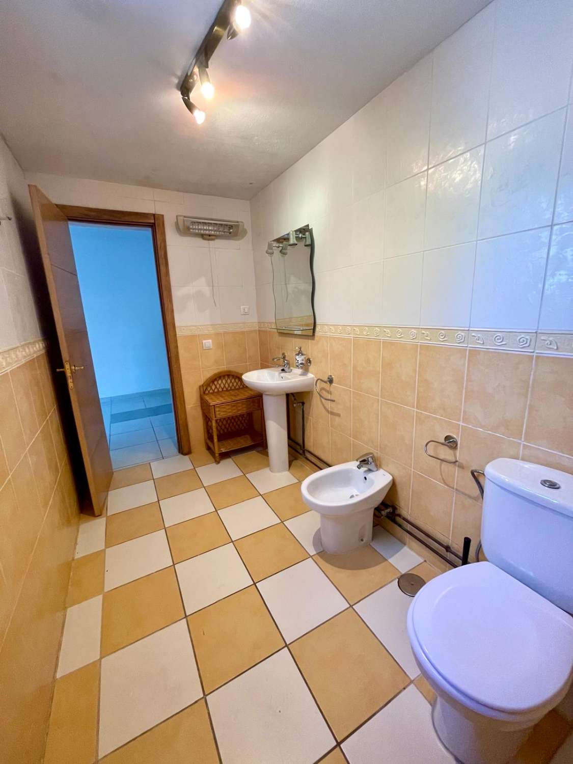 VILLA INDEPENDIENTE CON 4 DORMITORIOS + ESTUDIO EN ARROYO DE LA MIEL. IDEAL INVERSION PARA LAQUILER VACACIONAL.