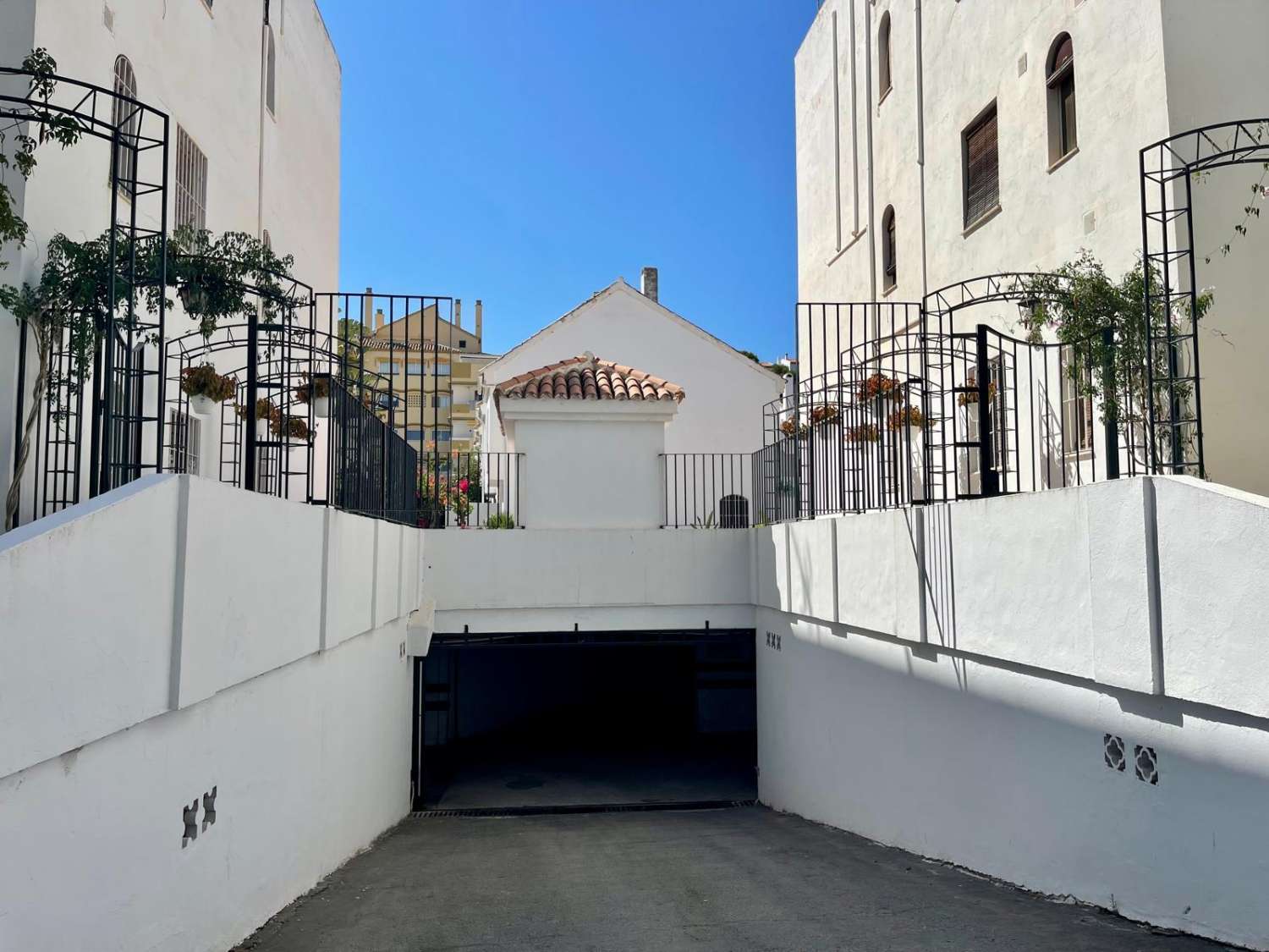 LÅNGTIDSUTHYRNING - STORT PARHUS MED 3 SOVRUM + VIND INTILL HAVET-BENALMADENA COSTA