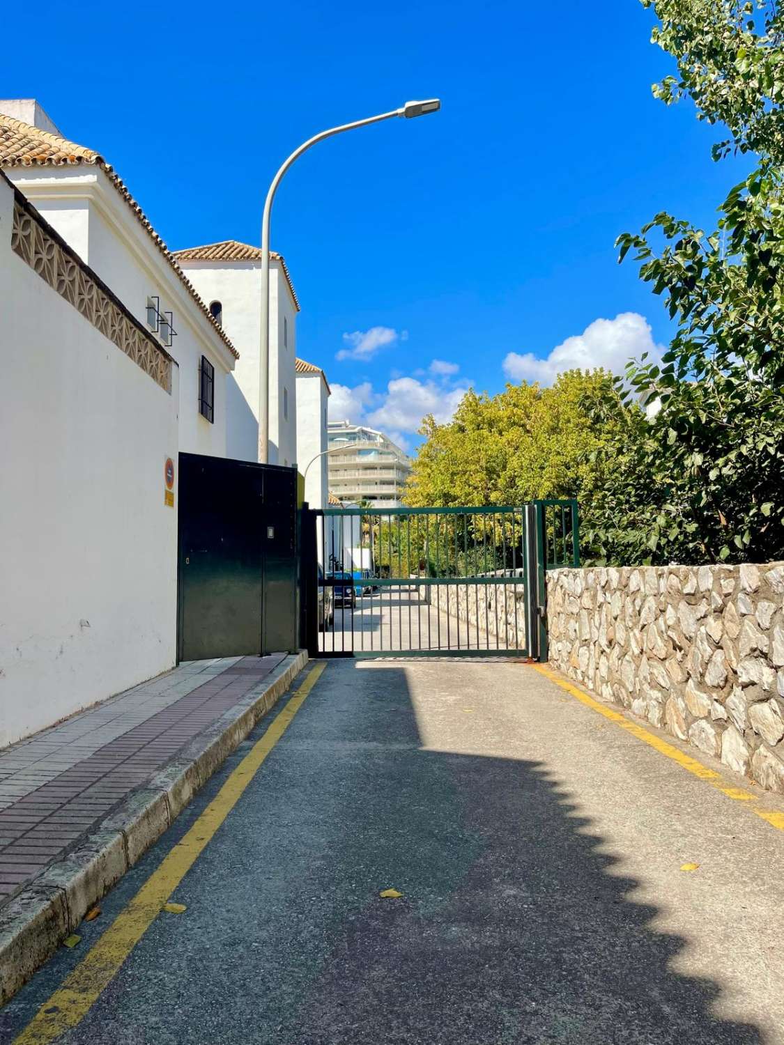 LÅNGTIDSUTHYRNING - STORT PARHUS MED 3 SOVRUM + VIND INTILL HAVET-BENALMADENA COSTA