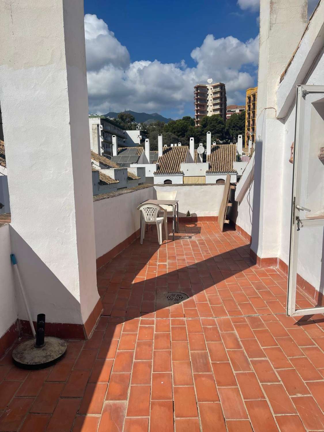 LÅNGTIDSUTHYRNING - STORT PARHUS MED 3 SOVRUM + VIND INTILL HAVET-BENALMADENA COSTA