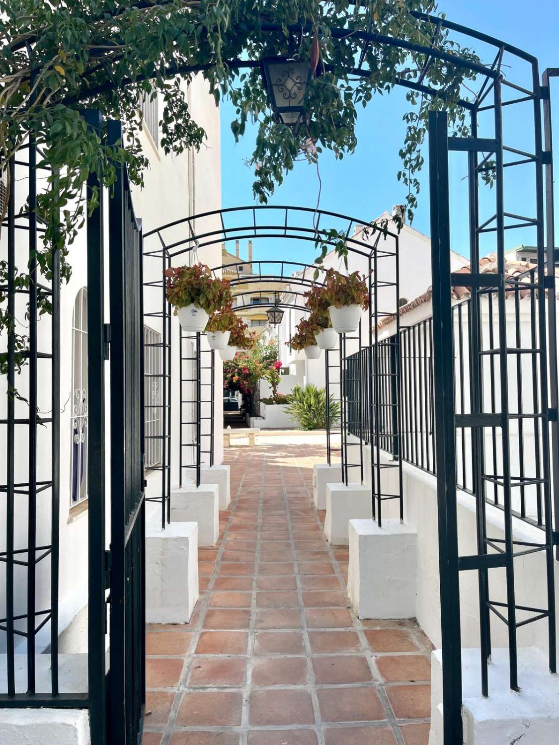 LÅNGTIDSUTHYRNING - STORT PARHUS MED 3 SOVRUM + VIND INTILL HAVET-BENALMADENA COSTA