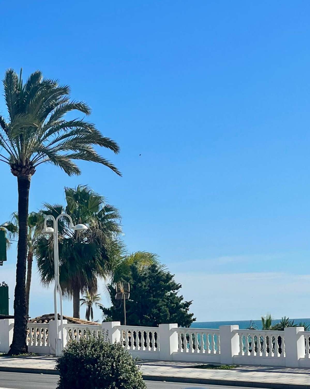 RUIM APPARTEMENT AAN ZEE AAN DE HOOFDLAAN VAN BENALMADENA COSTA