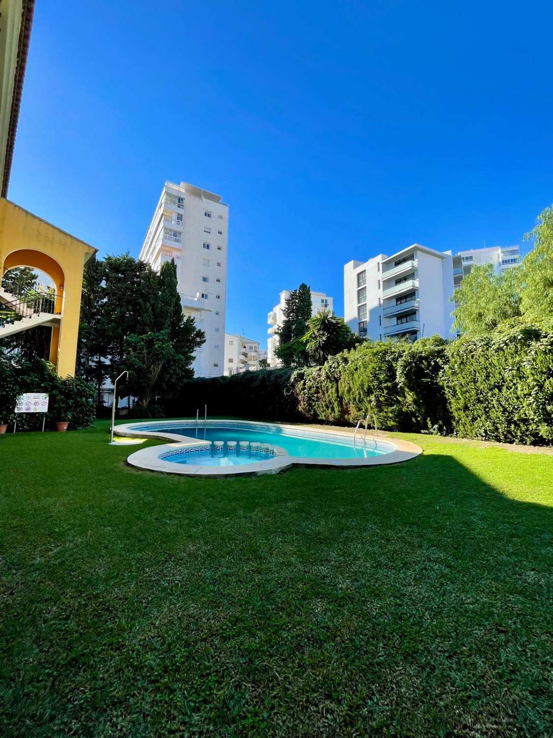 RUIM APPARTEMENT AAN ZEE AAN DE HOOFDLAAN VAN BENALMADENA COSTA