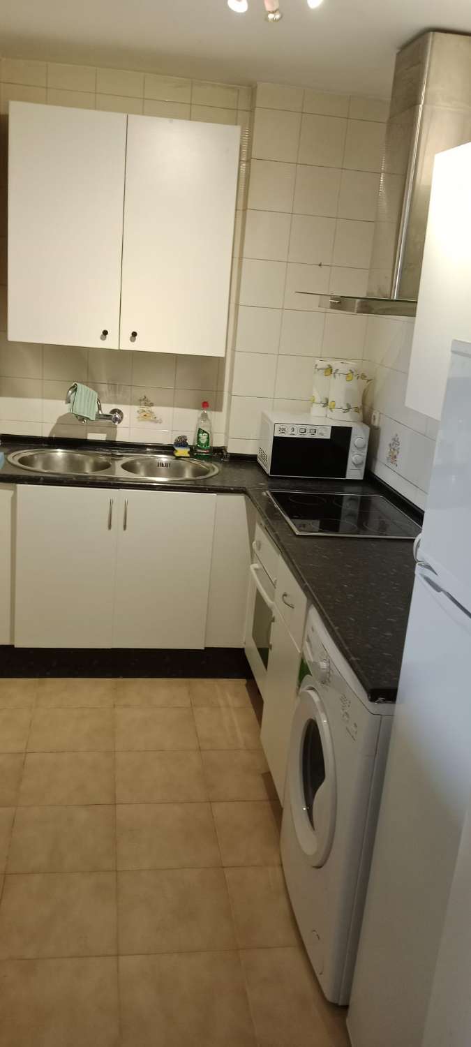 RUIM APPARTEMENT AAN ZEE AAN DE HOOFDLAAN VAN BENALMADENA COSTA