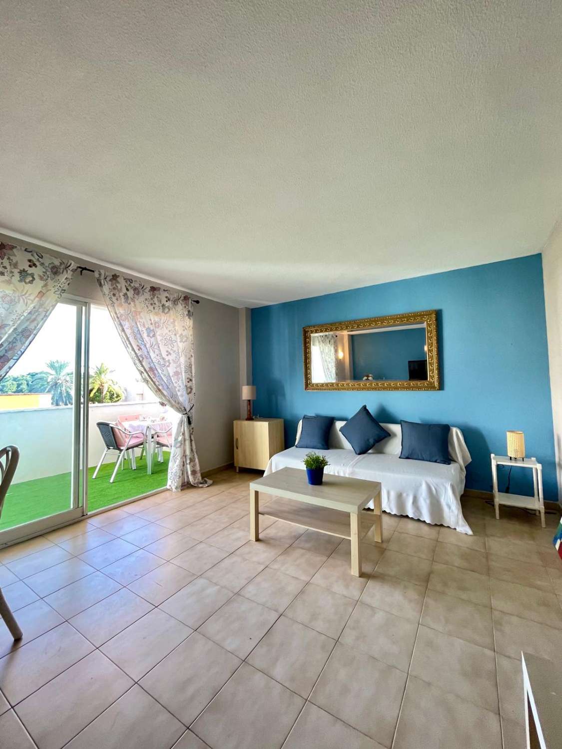 RUIM APPARTEMENT AAN ZEE AAN DE HOOFDLAAN VAN BENALMADENA COSTA