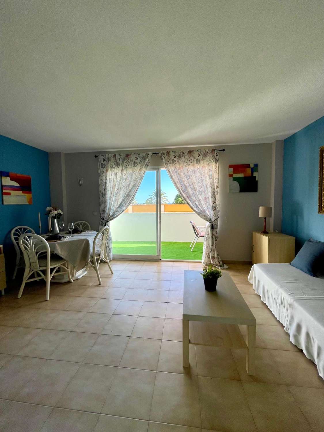 RUIM APPARTEMENT AAN ZEE AAN DE HOOFDLAAN VAN BENALMADENA COSTA