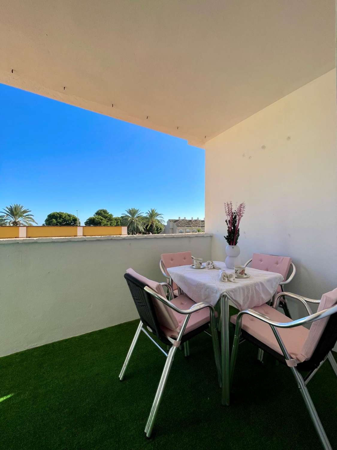 RUIM APPARTEMENT AAN ZEE AAN DE HOOFDLAAN VAN BENALMADENA COSTA