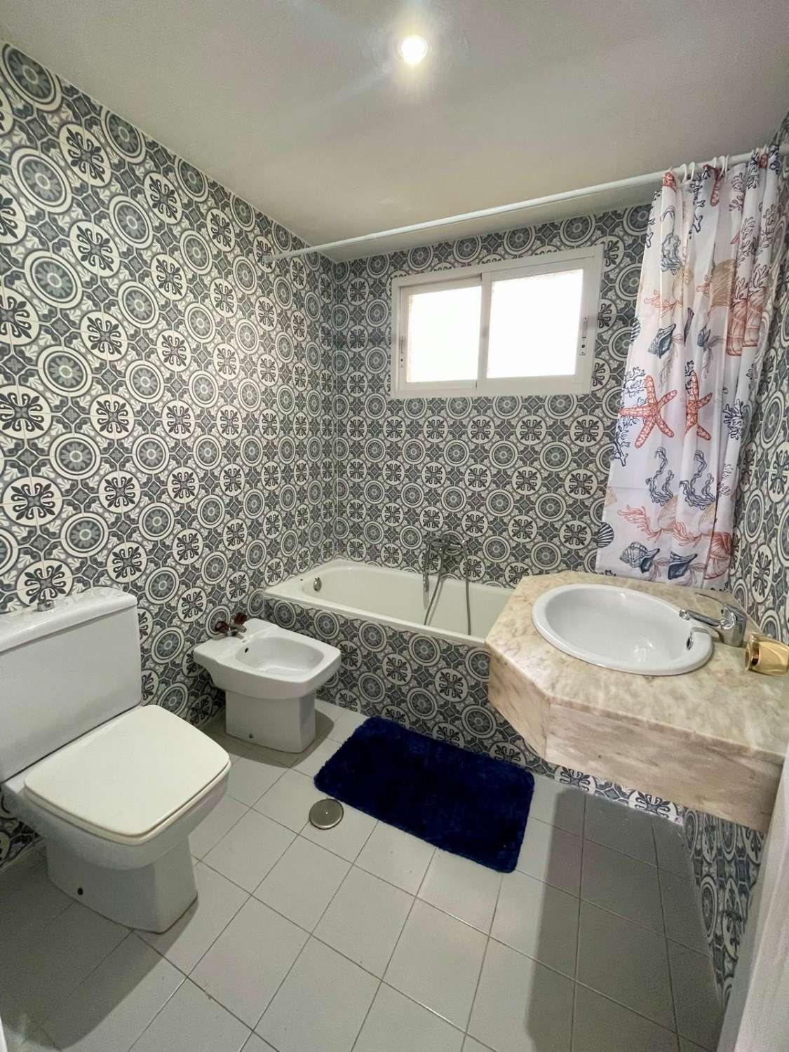 RUIM APPARTEMENT AAN ZEE AAN DE HOOFDLAAN VAN BENALMADENA COSTA