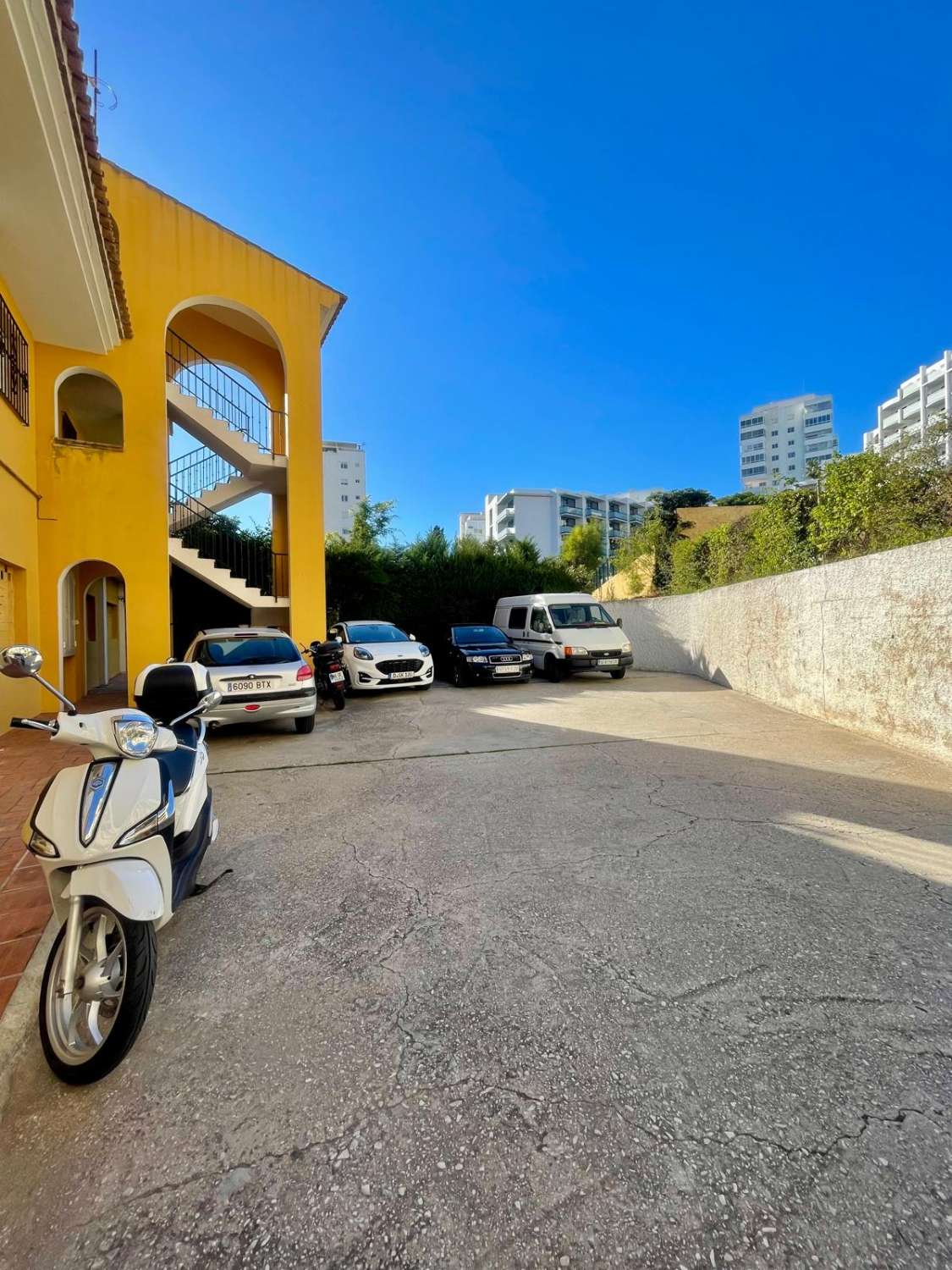 RUIM APPARTEMENT AAN ZEE AAN DE HOOFDLAAN VAN BENALMADENA COSTA